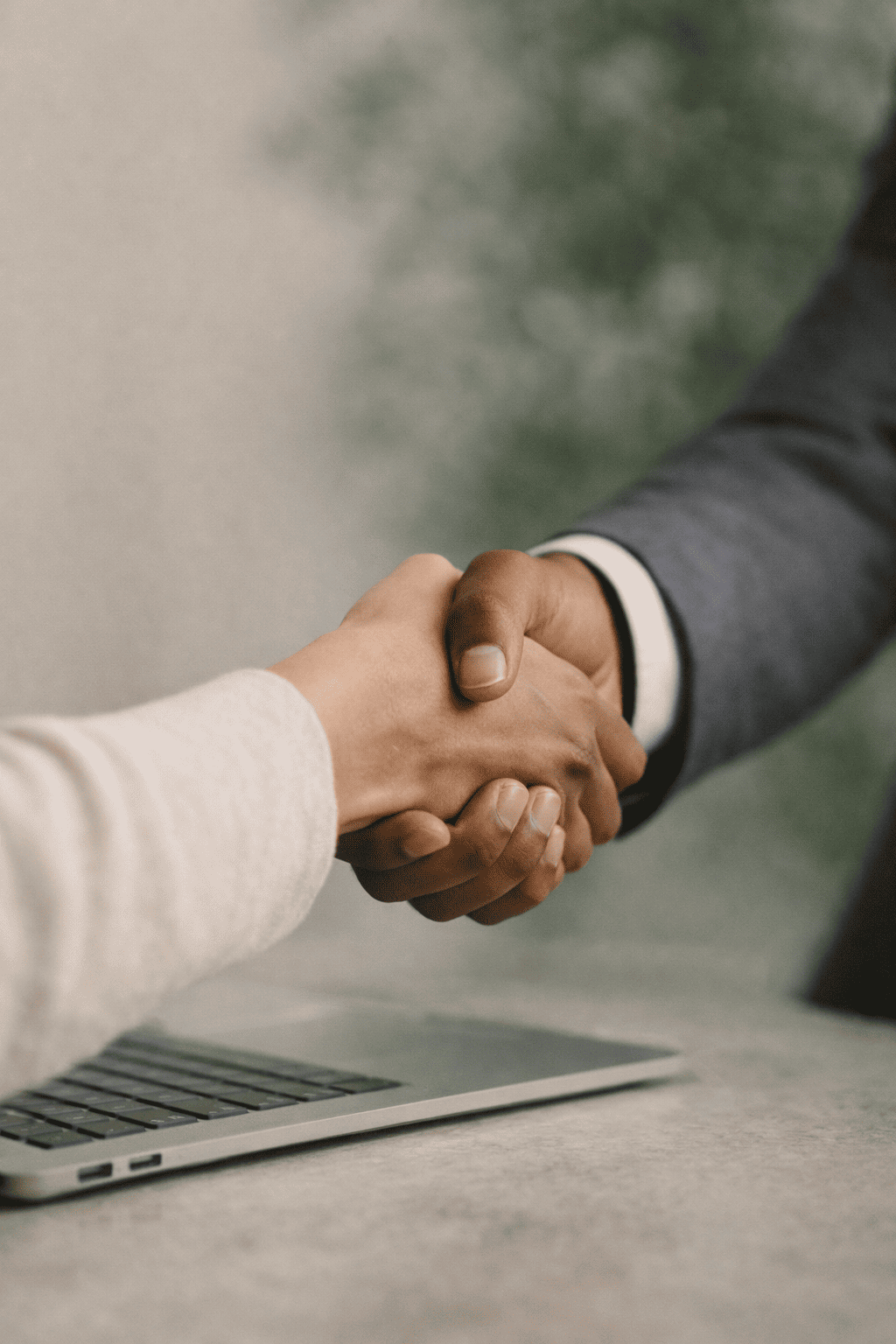 Professionele handdruk tijdens een zakelijk gesprek over samenwerking en structurele ondersteuning